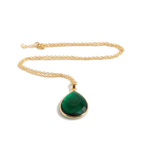 Halsband Maja Golden Emerald i guldpläterat silver och en grön sten i tillverkad kvarts likt smaragd