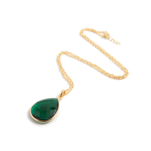 Halsband Maja Golden Emerald i guldpläterat silver och en grön sten i tillverkad kvarts likt smaragd