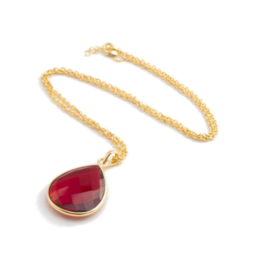 Halsband Maja Golden Ruby i guldpläterat silver och en röd sten i tillverkad kvarts likt granat