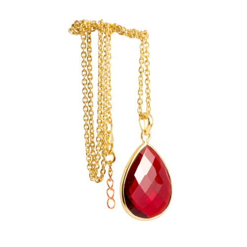 Halsband Maja Golden Ruby i guldpläterat silver och en röd sten i tillverkad kvarts likt granat