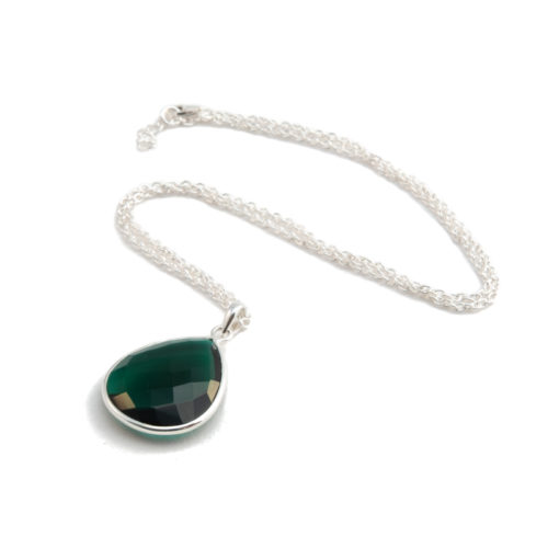 Halsband Maja Silver Emerald i silver och en grön sten i tillverkad kvarts likt smaragd